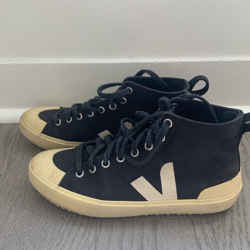 Vagabond Navy Blue Sneakers with Classic Silhouette